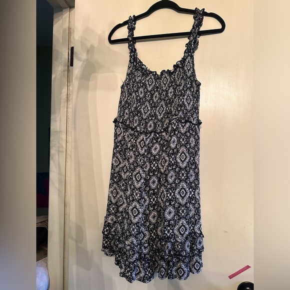 Woman’s XL Dress. Black & White. - Picture 2 of 4